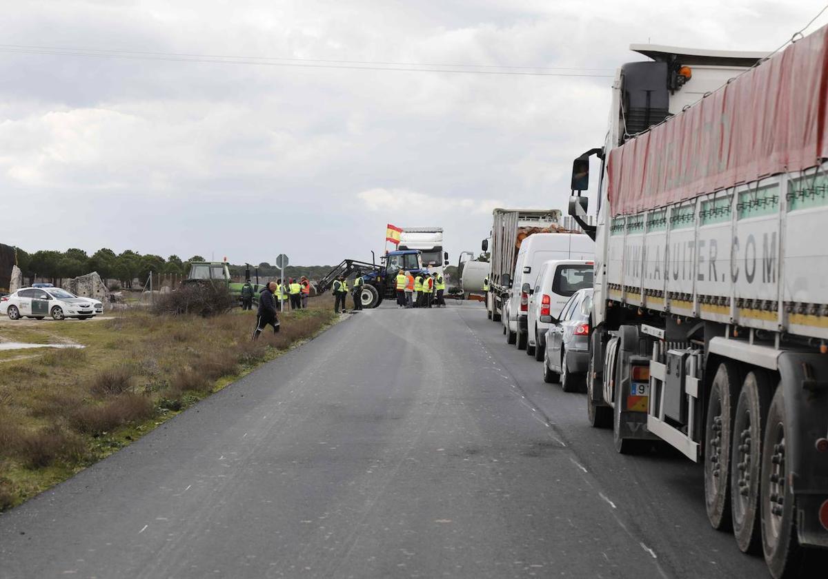 Imagen del corte de la carretera de Peñafiel a Cuéllar.