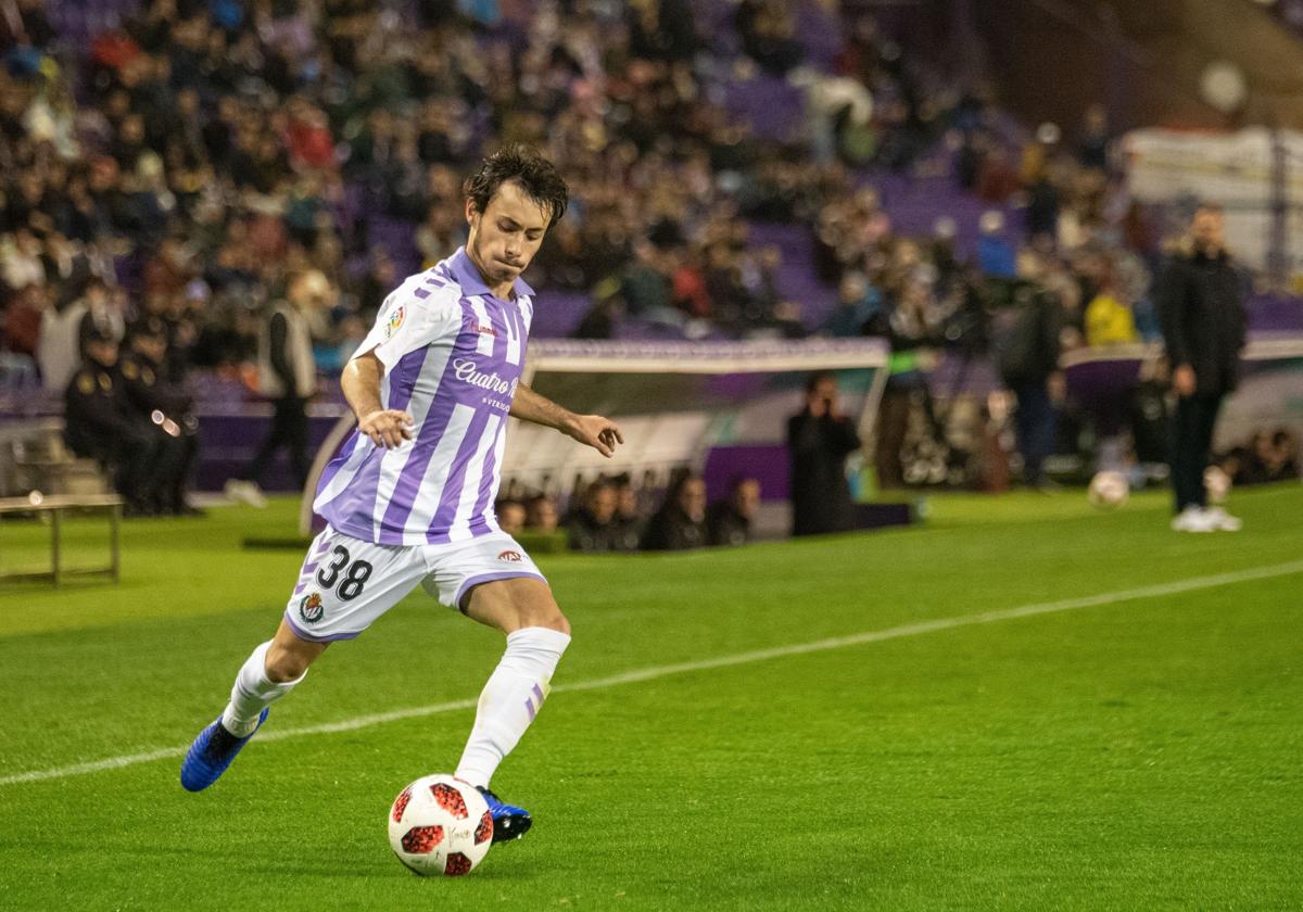 Apa, durante su debut en Copa del Rey con el Real Valladolid ante el Mallorca el 5 de diciembre de 2018.