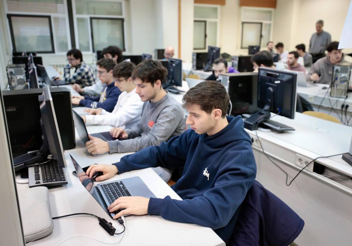 Alumnos de Informática y Telecomunicaciones durante el ejercicio