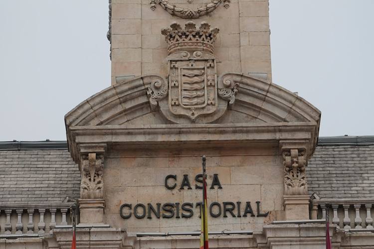 Escudo en la fachada de la Casa Consistorial, hasta que en 1939 se incorporó la laureada.