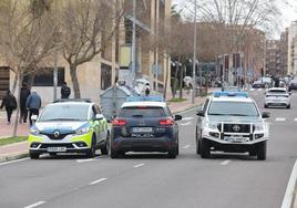 Vehicluos de la Policía Local, la Nacional y la Guardia Civil pertenecientes al despliegue que busca al preso fugado.