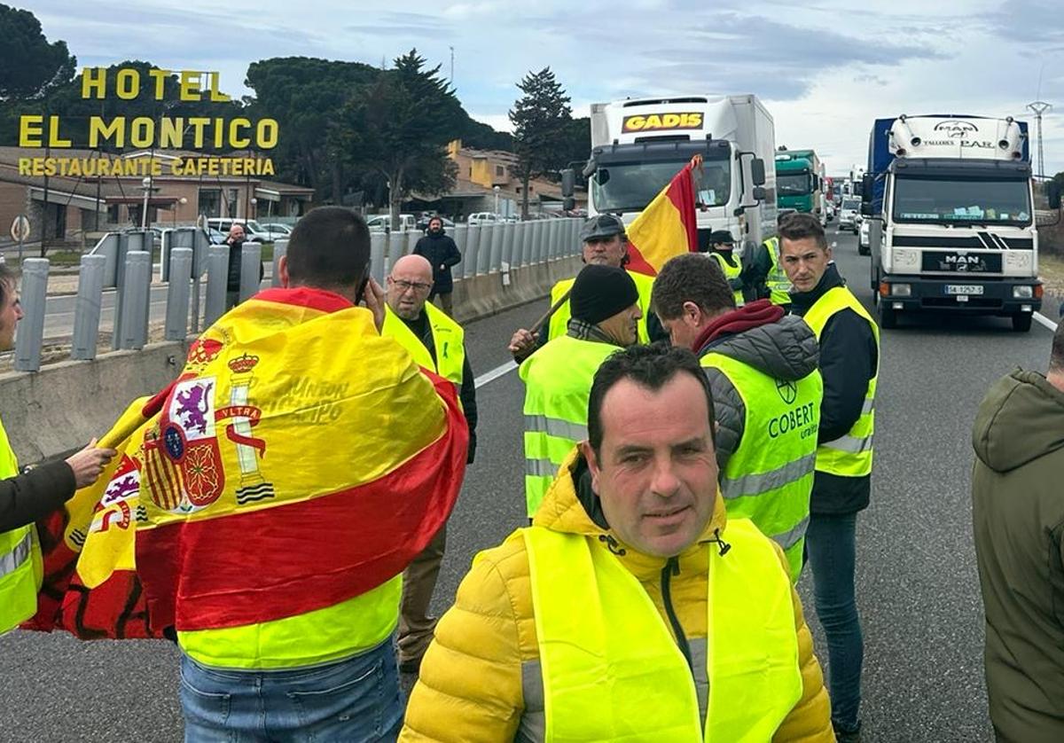 Un centenar de agricultores han cortado la A-62 a la altura de la urbanización El Montico desde las 10 de la mañana.