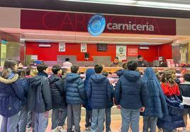 Estudiantes, en un supermercado Gadis.