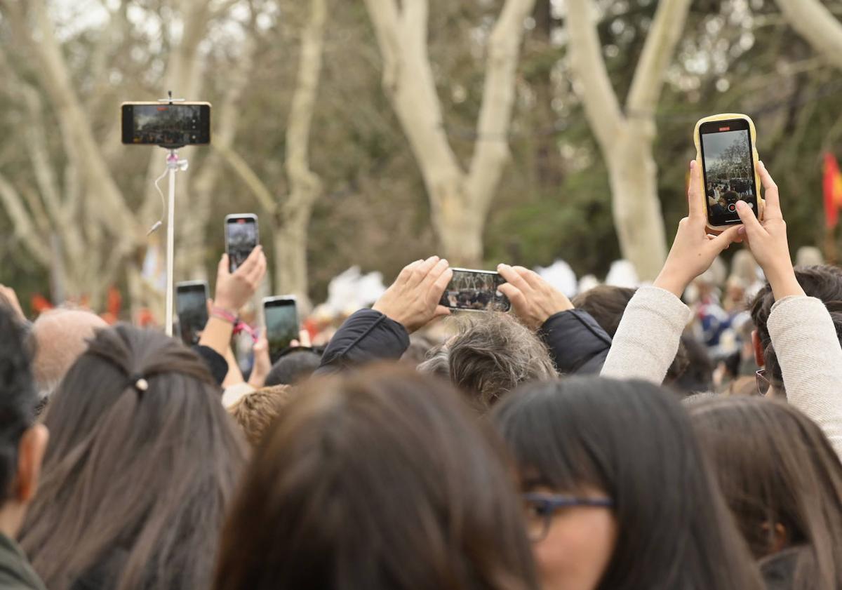 Imagen principal - Varios momentos protagonizados por los asistentes al desfile.