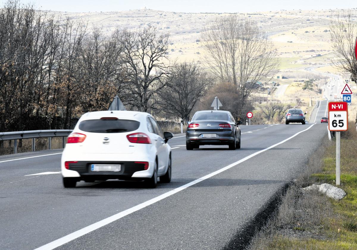 Coches circulan por la N-6, en las inmediaciones del tramo objeto del proyecto de reordenación del tráfico.