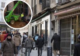 Transeúntes pasean junto a los comercios de la Calle Real afectados por las obras de rehabilitación del teatro Cervantes (en el círculo).