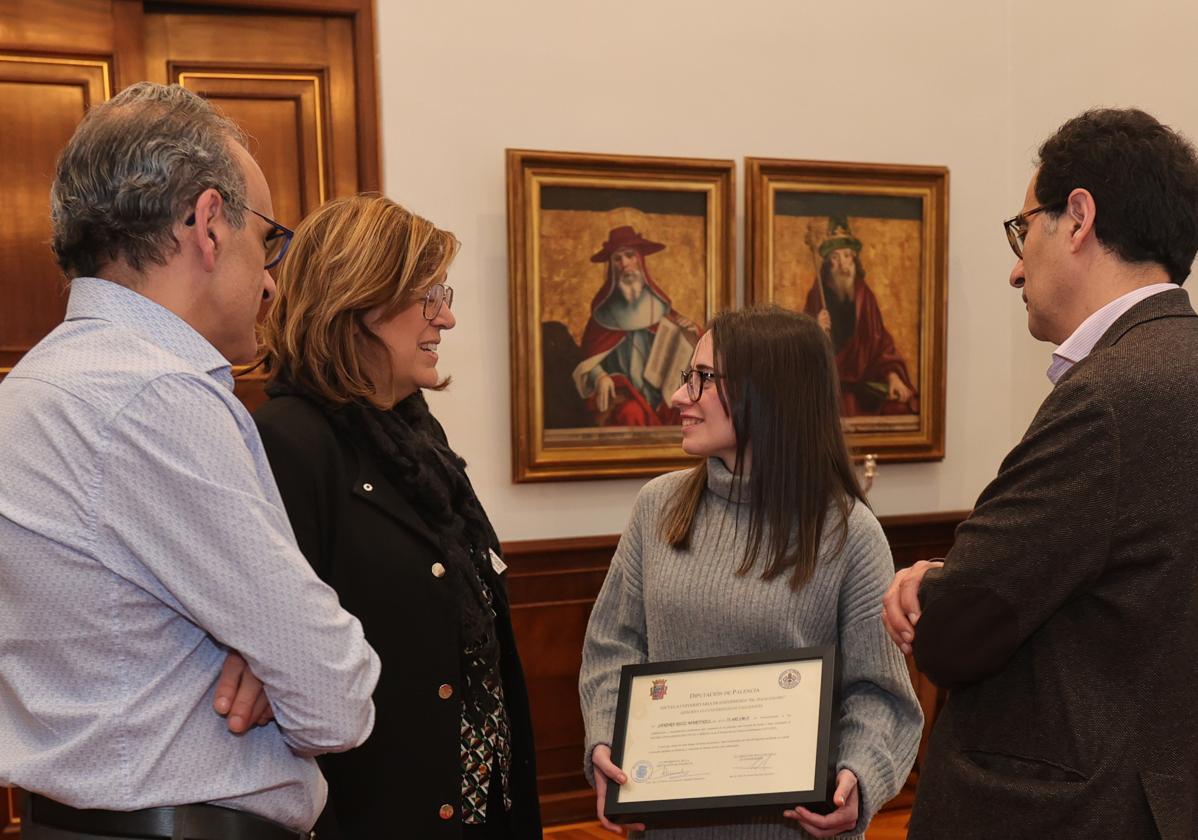 La enfermera Sandra Ruiz con la presidenta de la Diputación, el diputado del Servicio de Juventud e Infancia y el director de la Escuela de Enfermería.