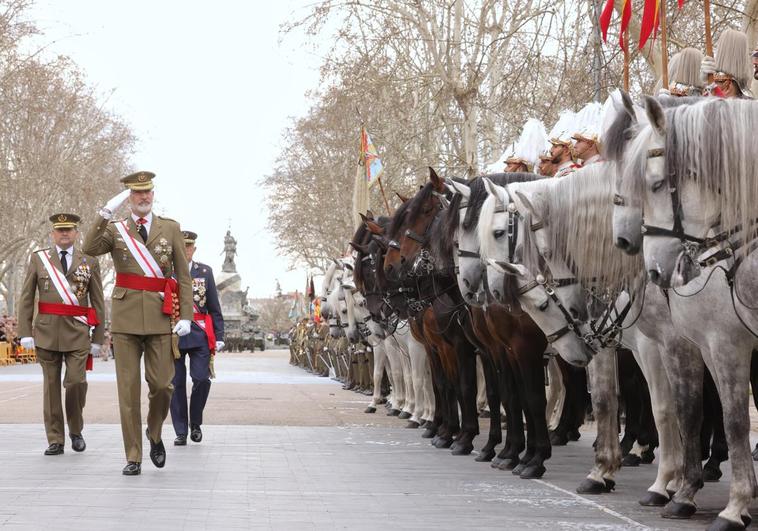 El Rey, pasando revista a las tropas en el Campo Grande.