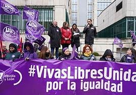 Manifestación feminista ante la Consejería de Industria,Comercio y Empleo.