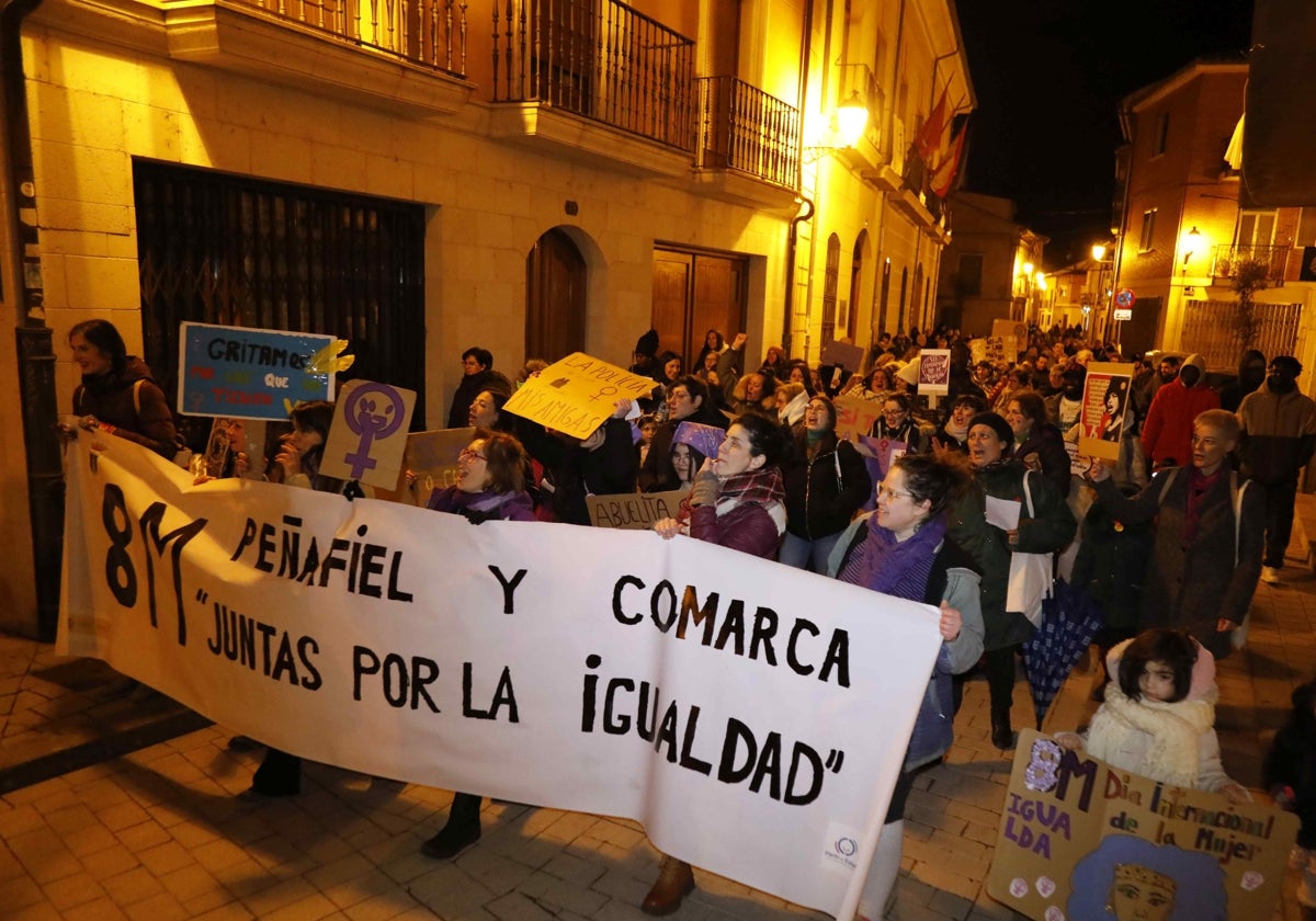 La manifestación recorriendo la calle Derecha al Coso.