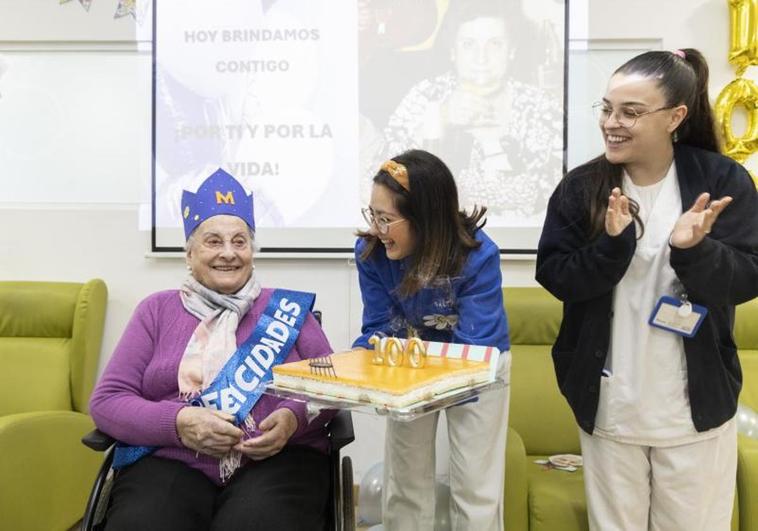 Margarita Niño, durante la fiesta por su centenario celebrada en el centro de día de San Juan.