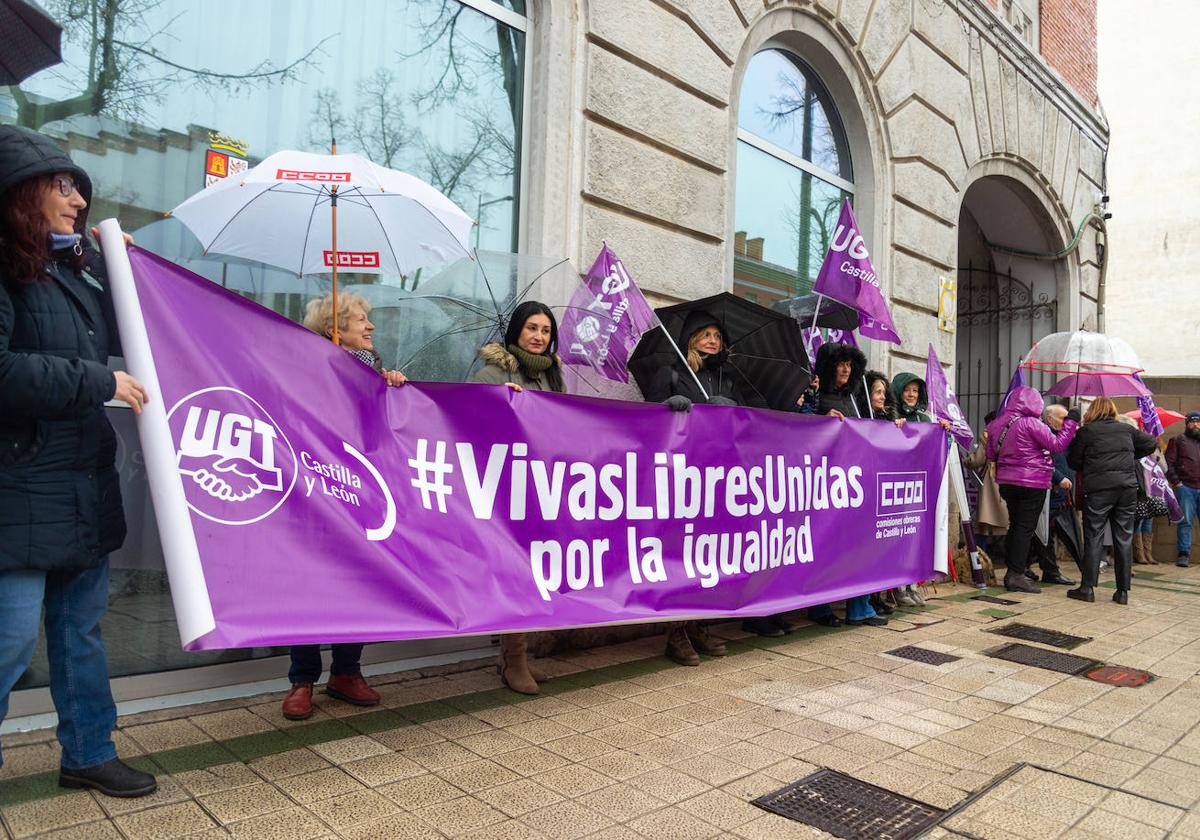 Los sindicatos reclaman igualdad ante la delegación de la Junta en Palencia