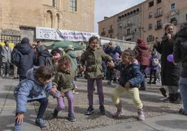Escolares juegan en la concentración de este viernes por la mañana con motivo del Día de la Mujer en la plaza de San Martín de Segovia.