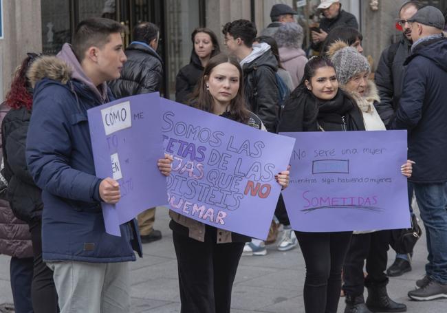 Estudiantes portan pancartas contra la violencia machista y a favor de los derechos de las mujeres.