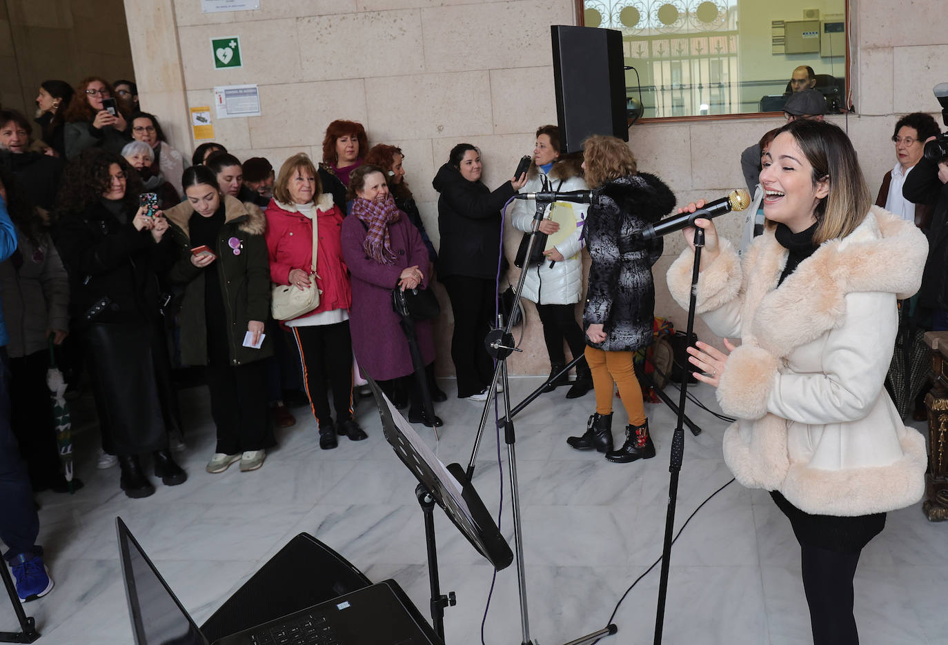 El Ayuntamiento de Palencia conmemora el 8M con tres generaciones de mujeres