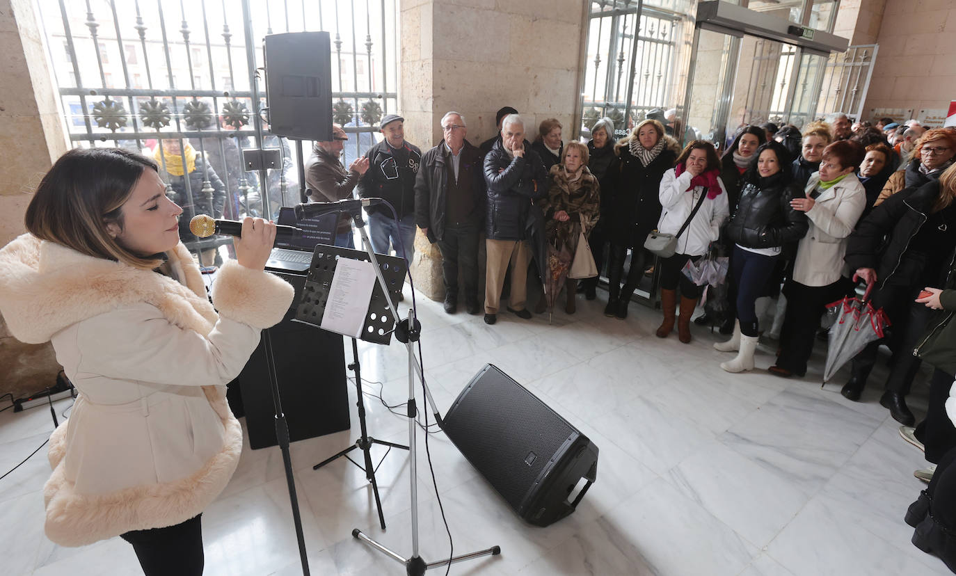 El Ayuntamiento de Palencia conmemora el 8M con tres generaciones de mujeres