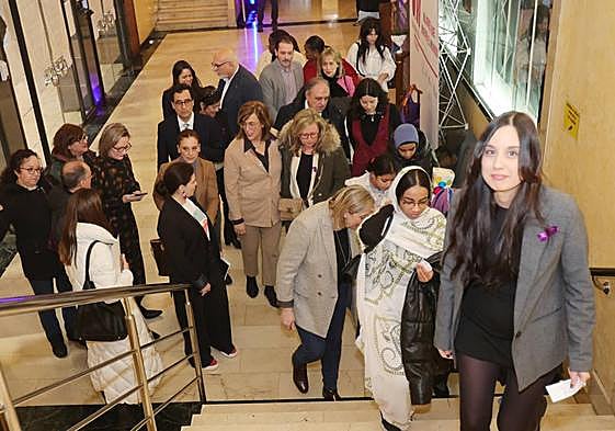 Representantes institucionales con las mujeres homenajeadas, este viernes en el Teatro Ortega.