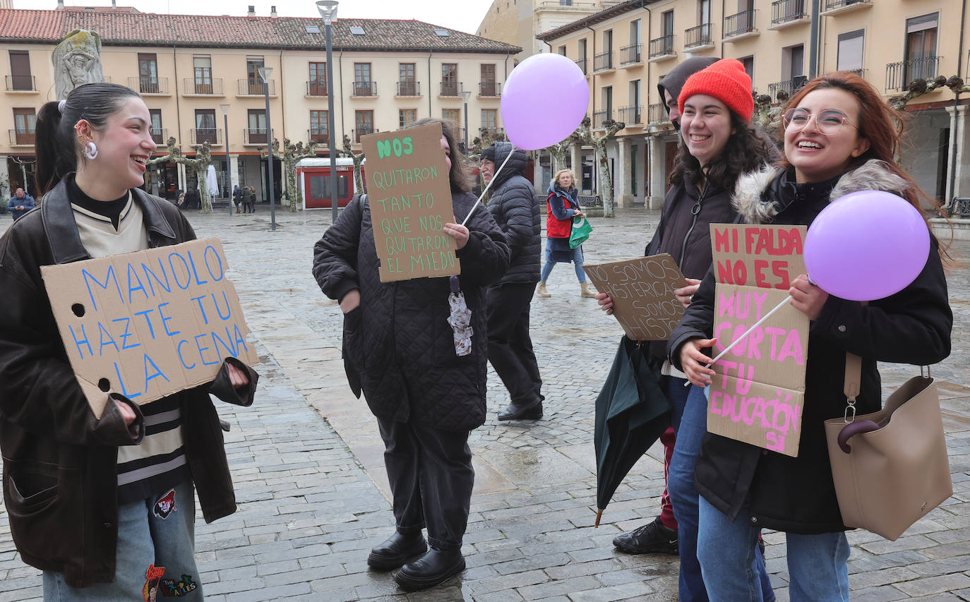 El Ayuntamiento de Palencia conmemora el 8M con tres generaciones de mujeres