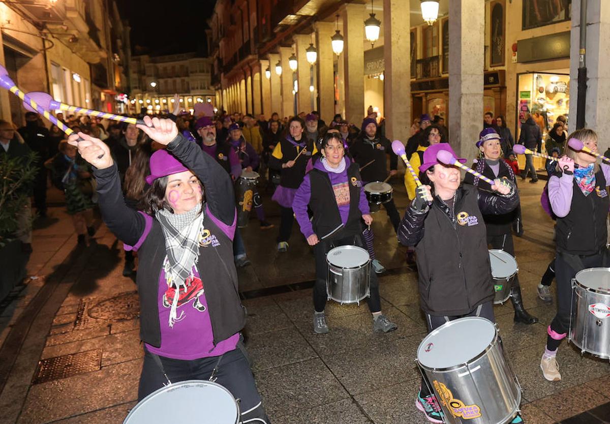 El ritmo de la batucada animó la manifestación por la Calle Mayor.