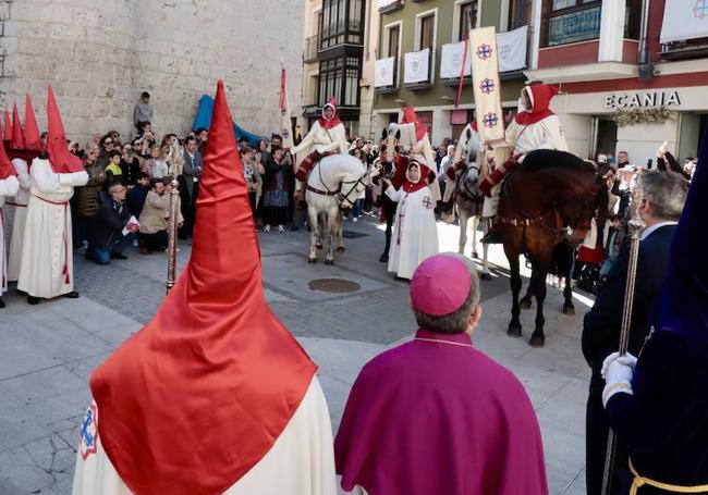 Penúltima parada del pregonero, en el Atrio de Santiago.