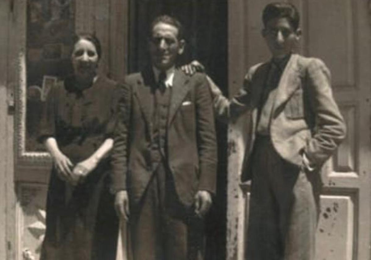 Fermín Galicia Sánchez, en el centro, acompañado por dos de sus hijos, María Cristina y Amador, en 1947.