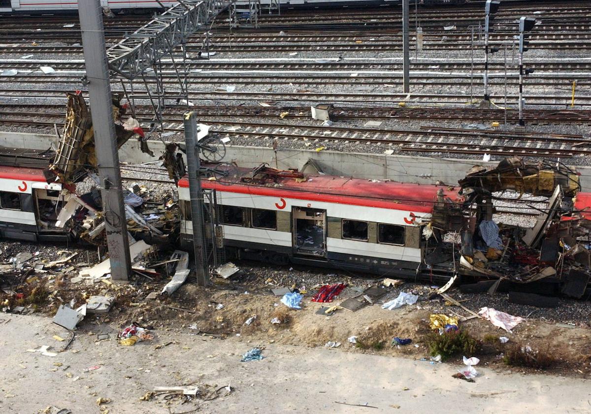 Estado de uno de los vagones, en la estacion de Atocha, tras los atentados del 11-M.