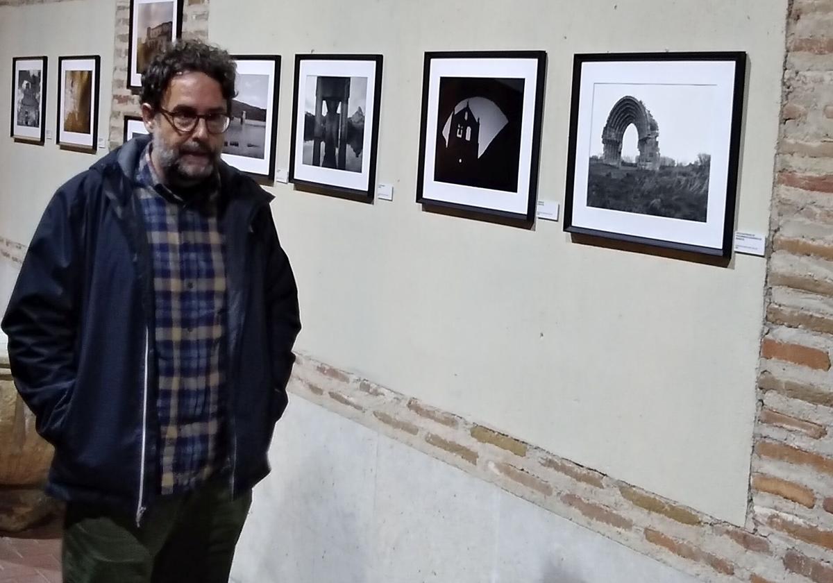 El autor, con varias de las fotografías que forman parte de la exposición.