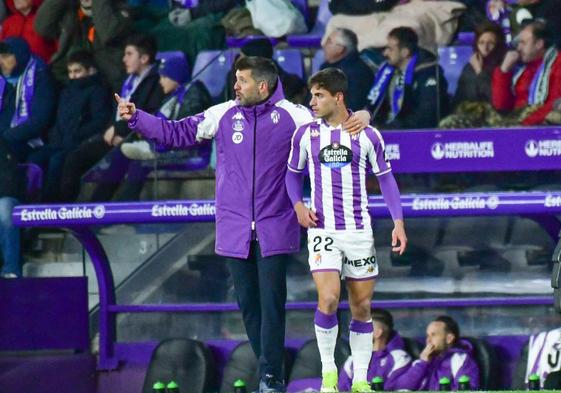 Pezzolano da instrucciones a Lucas Rosa antes del cambio.