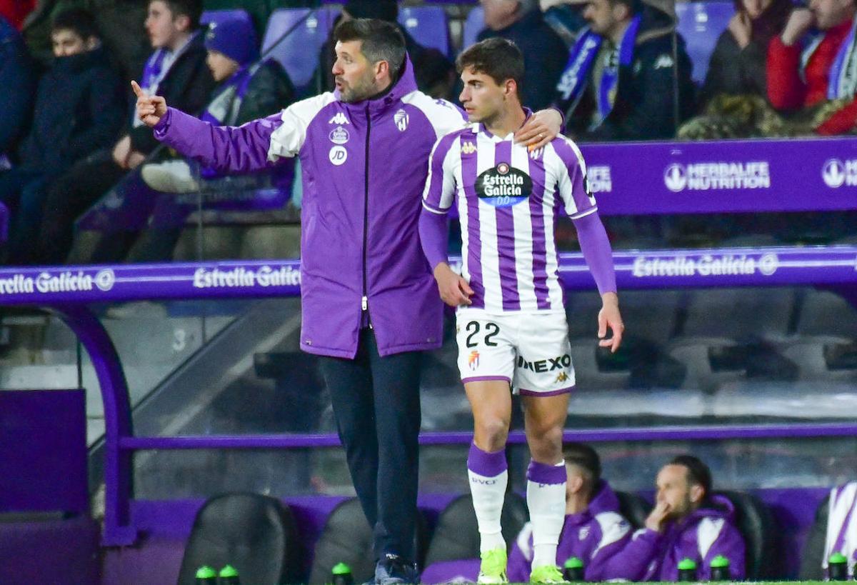 Pezzolano da instrucciones a Lucas Rosa antes del cambio.