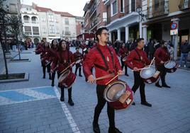 Banda de cornetas y tambores de la cofradía de Nuestra Señora de los Dolores a su paso por la Plaza de España.