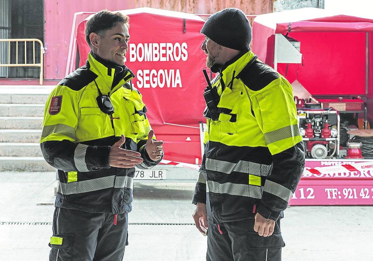 Dos bomberos charlan en el parque de Segovia durante la jornada de puertas abiertas.