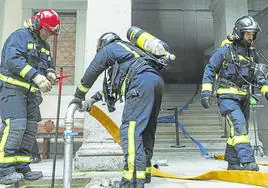 Tres efectivos del cuerpo de la capital en el simulacro de incendio del Alcázar.