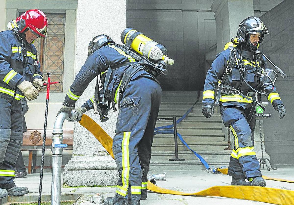 Tres efectivos del cuerpo de la capital en el simulacro de incendio del Alcázar.