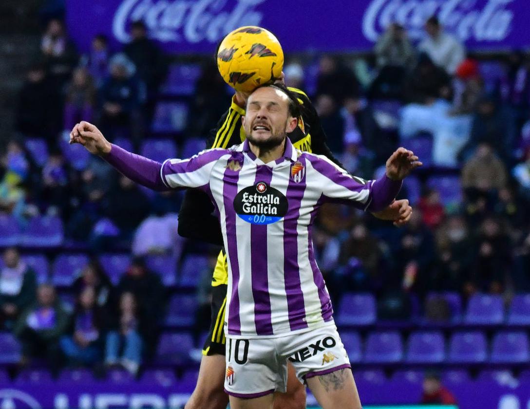 Iván salta a por un balón aéreo empujado por un rival.