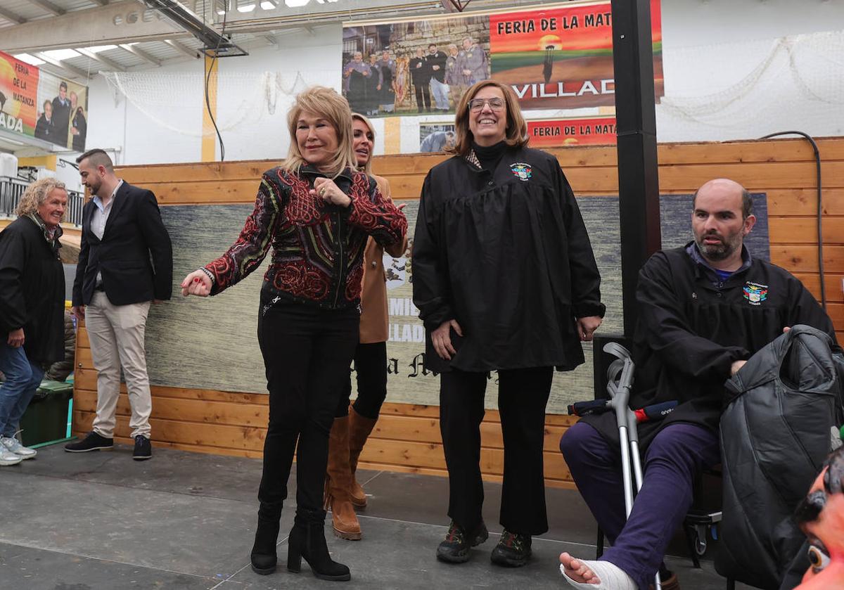 Helena Bianco, y detrás Bea Jarrín, en un simpático gesto junto a la presidenta de la Diputación y al alcalde de Villada.