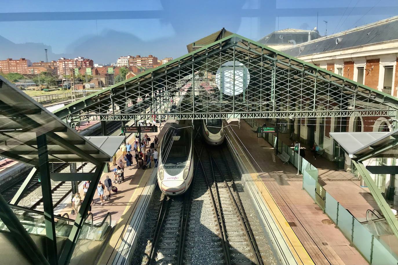 Pasajeros del Avant de Madrid en la estación de Campo Grande.