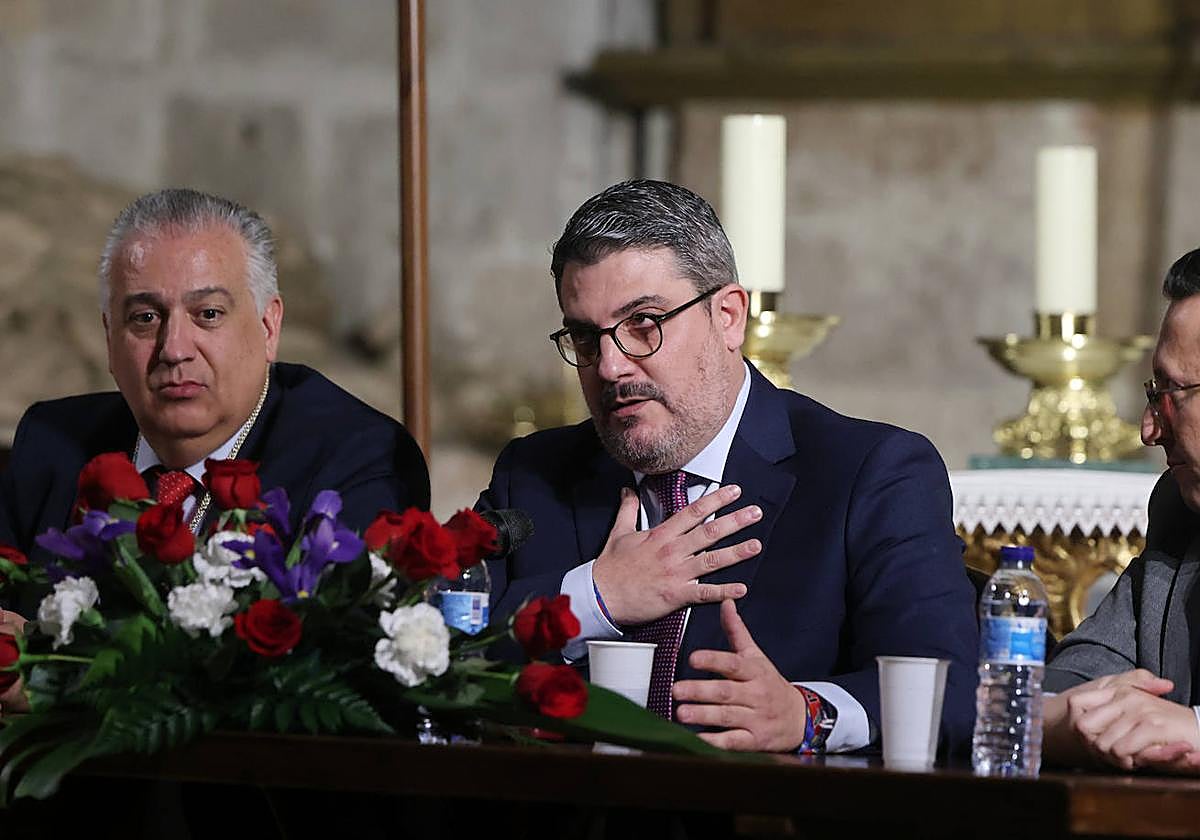 Pablo Hernanz, en el centro, durante el soneto anunciador de las Siete Palabras.