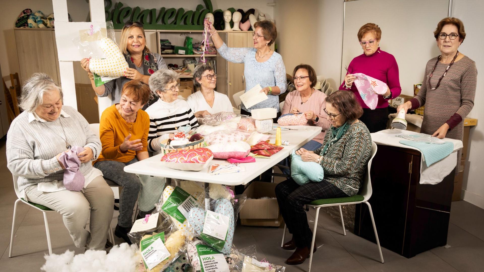 Asociaciones de Valladolid: Las vallisoletanas que cosen almohadas del  corazón para las mujeres operadas de cáncer de mama | El Norte de Castilla