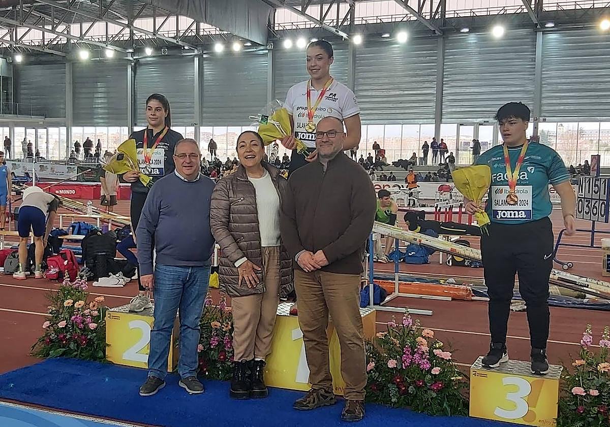 Imagen principal - Castilla y León suma 7 medallas más en el Nacional sub-20 de Salamanca