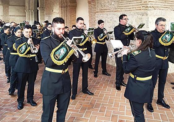 Una de las formaciones musicales participantes a resguardo del aguacero en el atrio porticado de la iglesia de Olmedo.