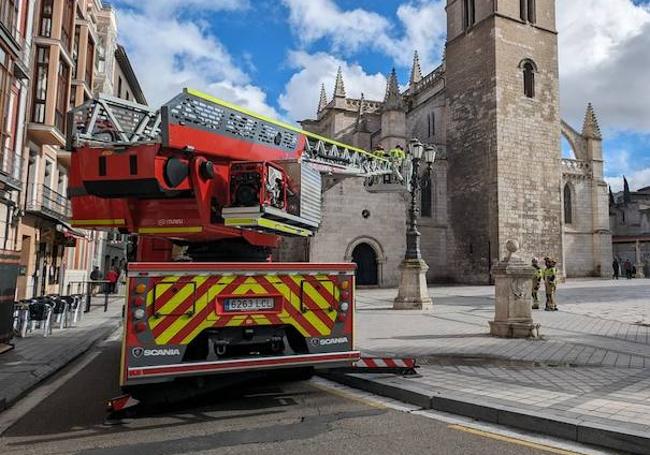 Intervención para retirar dos faroles caídos por el viento junto a La Antigua.