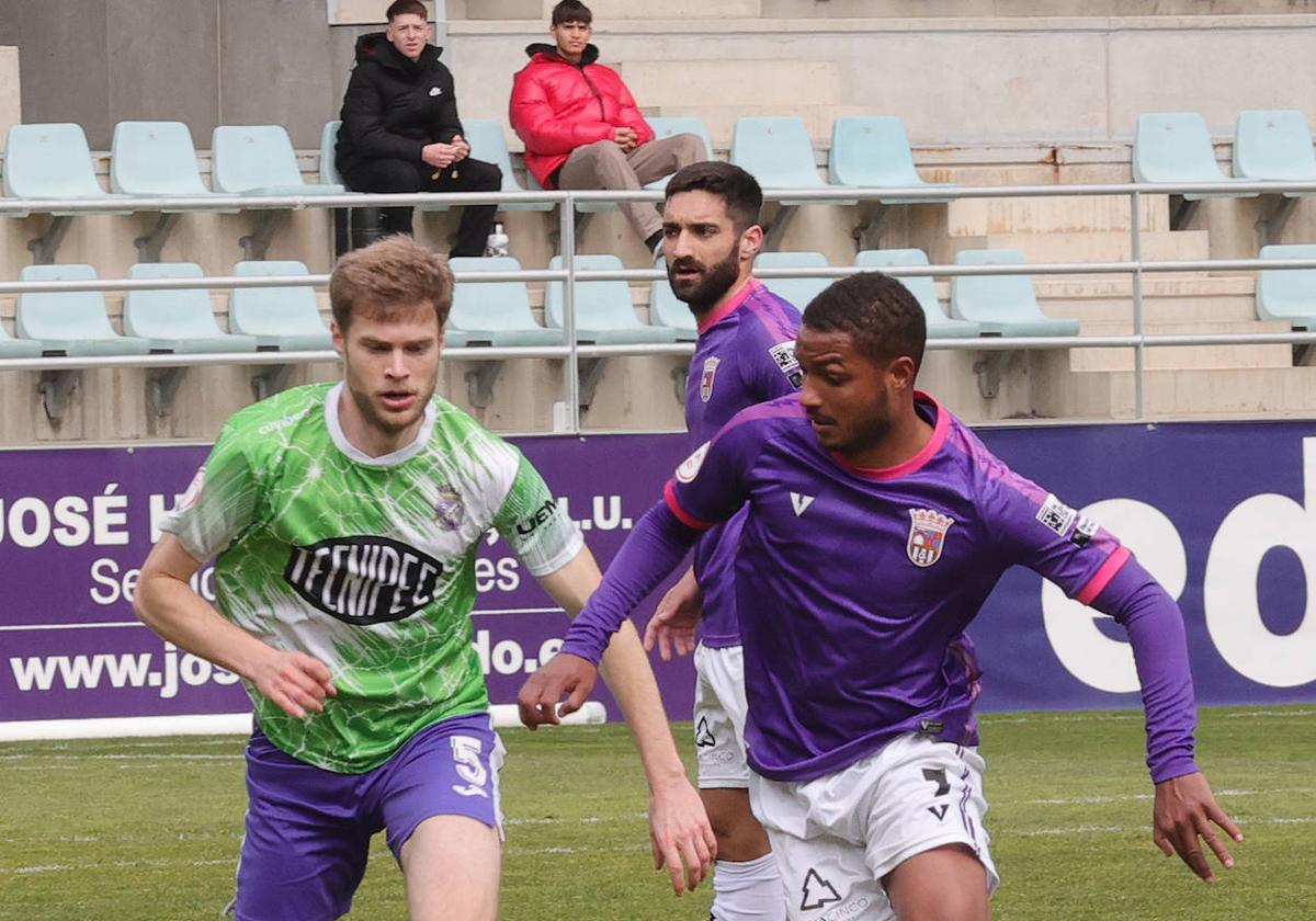 Sierra y Edipo luchan por un balón en el derbi entre el Palencia CF y el Becerril.