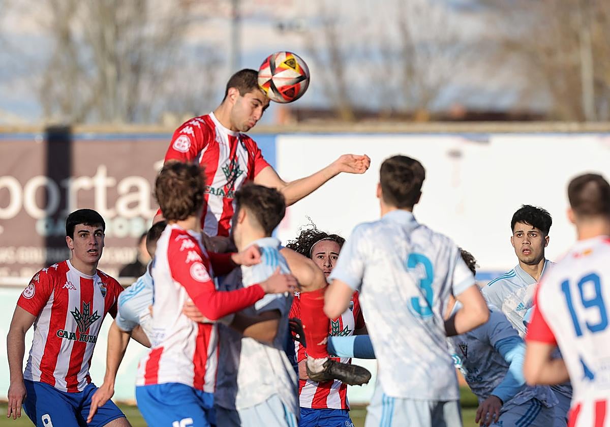 José remata en el minuto 88, en el cabezazo que supondría el tanto de la victoria.