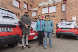 Los tres voluntariios, en las instalaciones de Cruz Roja Segovia.