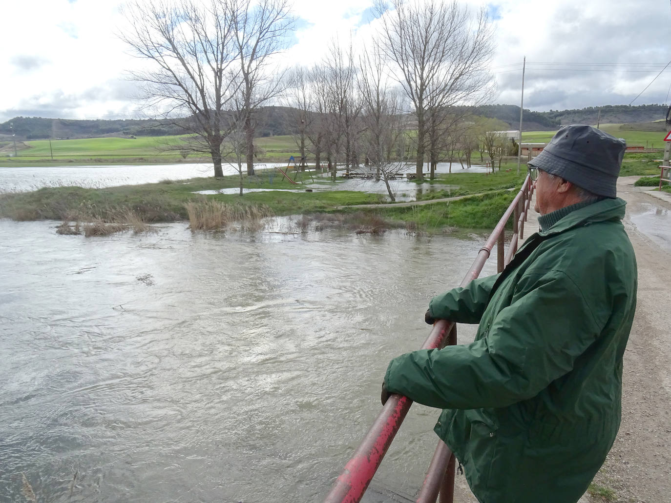 El río Esgueva a su paso por Villanueva de los Infantes