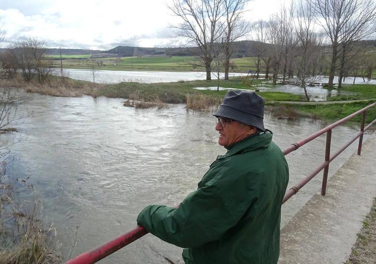 Pedro Palenzuela, vecino de Villanueva de los Infantes, observa el Esgueva desbordado en su pueblo.