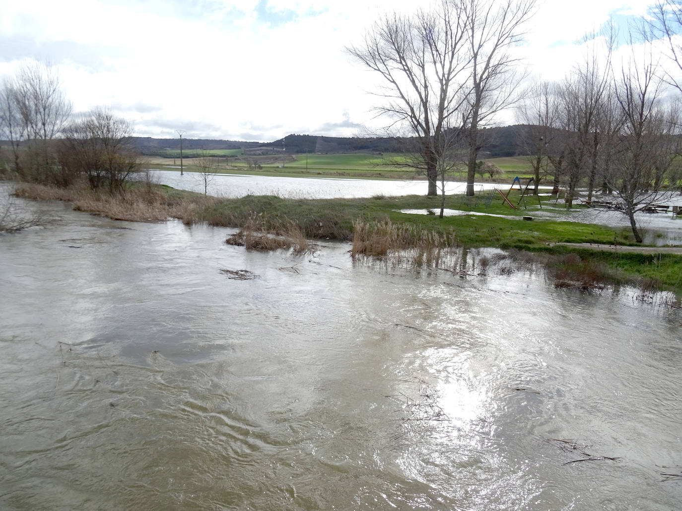 El río Esgueva a su paso por Villanueva de los Infantes