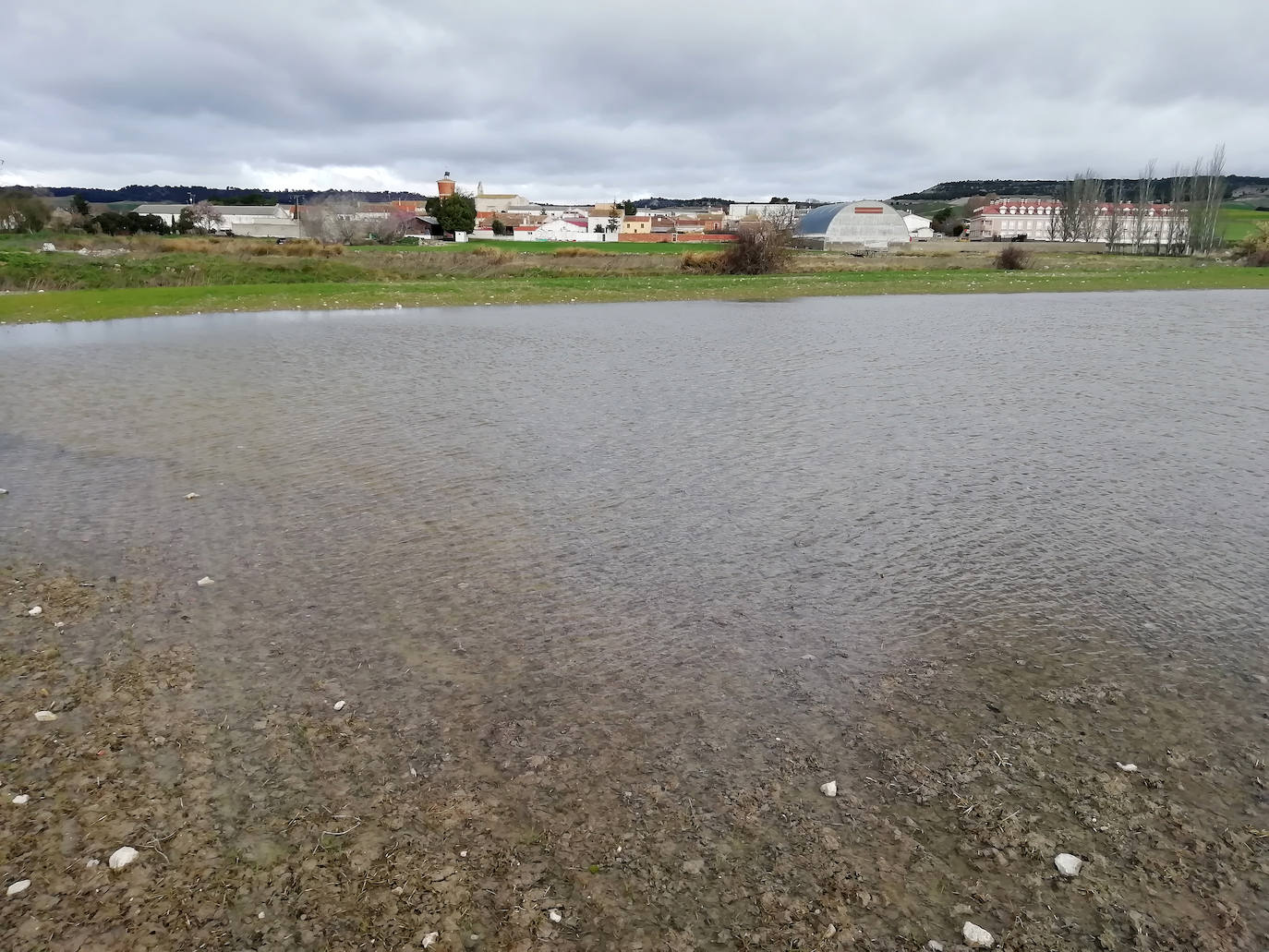 El río Esgueva a su paso por Villarmentero de Esgueva