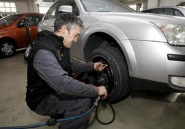 Técnico mide la presión de un neumático.