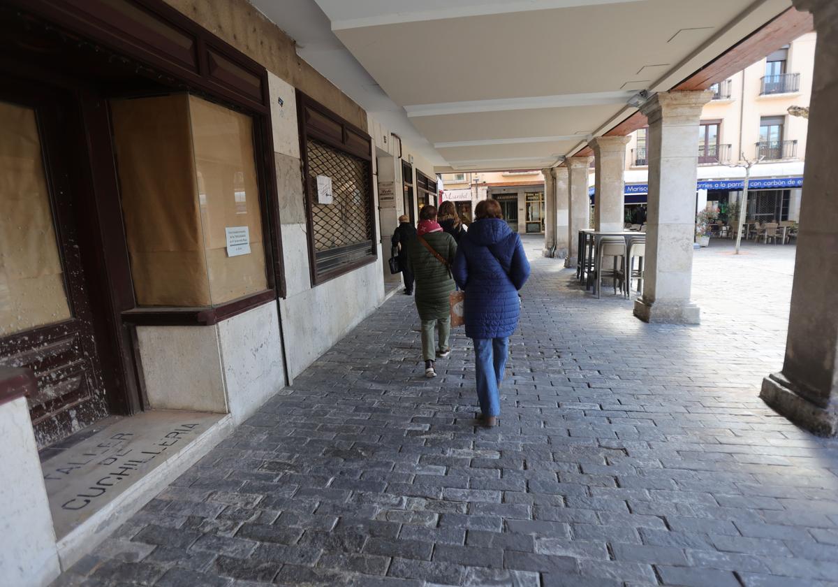 Local antiguo de la cuchillería donde abrirá el nuevo restaurante de Don Jamón, en los soportales de la Plaza Mayor.